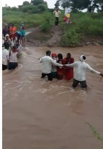 परभणीत मुसळधार पाऊस, काढणीला आलेलं सोयाबीन पाण्याखाली