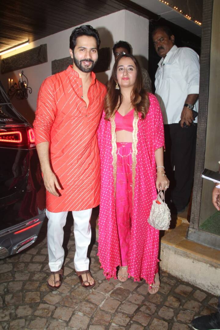 गौरतलब है कि करवा चौथ की महफिल अनिल कपूर के घर पर सजी, जहां बॉलीवुड के कई सितारों का जमवाड़ा देखने को मिला. और सभी ने एक साथ इस त्योहार को मनाया.