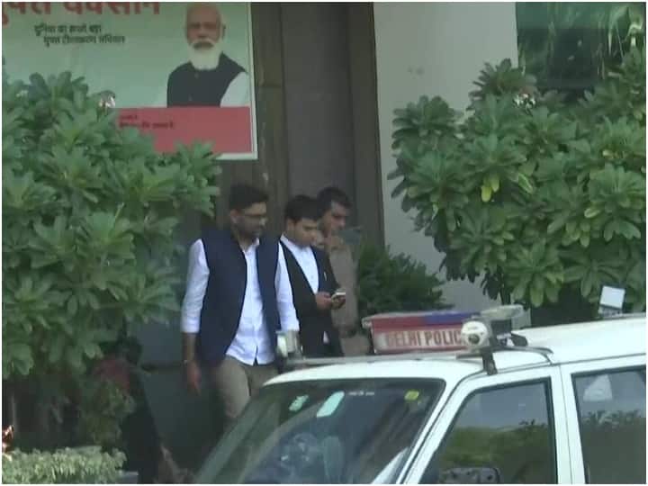 Delhi police detained AAP Gujarat chief Gopal Italia from NCW office Delhi News: AAP के गुजरात चीफ गोपाल इटालिया को पुलिस ने छोड़ा, NCW कार्यालय के बाहर से लिया था हिरासत में