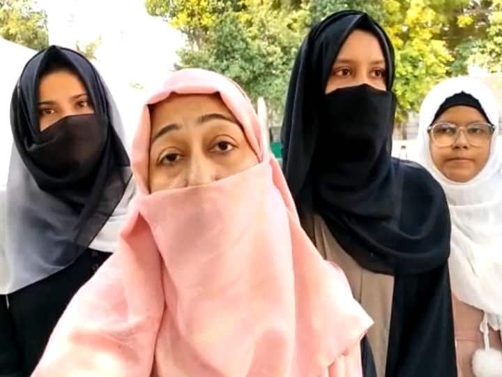 Hijab Controversy Aligarh Muslim Women Opinions Hijab Row Some called Wearing Burqa a duty towards Islam Dharm ANN Hijab Controversy: हिजाब विवाद को लेकर महिलाओं की अलग-अलग राय, किसी ने बताया फर्ज तो किसी ने मर्जी