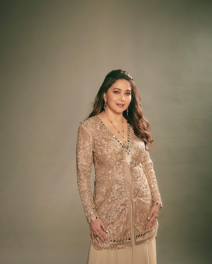माधुरीने तिचे काही फोटो इंस्टाग्रामवर शेअर केले आहेत. यामध्ये तिने बेज कलरचा सिक्वेन्स ड्रेस परिधान केलेला दिसत आहे. (फोटो सौजन्य:madhuridixitnene/इंस्टाग्राम)