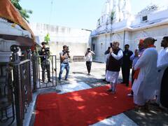 Amit Shah in Gujarat: अहमदाबाद पहुंचे गृहमंत्री अमित शाह, संत श्री सवैया नाथ समाधि स्थान मंदिर में की पूजा-अर्चना, देखें तस्वीरें