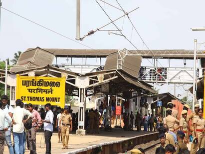 man pushes woman infront of train in chennai st thomas railway station சென்னை: ஓடும் ரயிலின் முன் கல்லூரி மாணவியை தள்ளிவிட்டு கொலை... இளைஞருக்கு போலீஸ் வலைவீச்சு