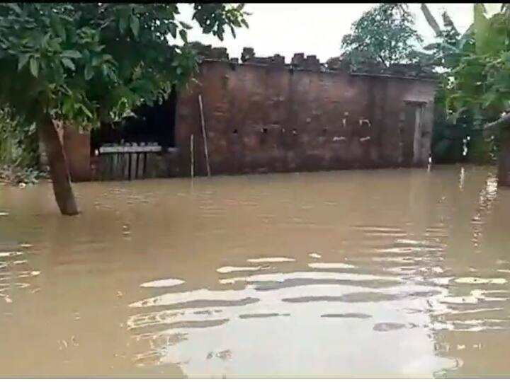 Gonda Flood News Ghaghra River Above Danger Mark 130 Villages 35 Thousand People Affected ANN Gonda Flood: उफान पर घाघरा नदी, 130 गांव के 35 हजार लोग प्रभावित, पीड़ितों को बांटे गए राशन किट