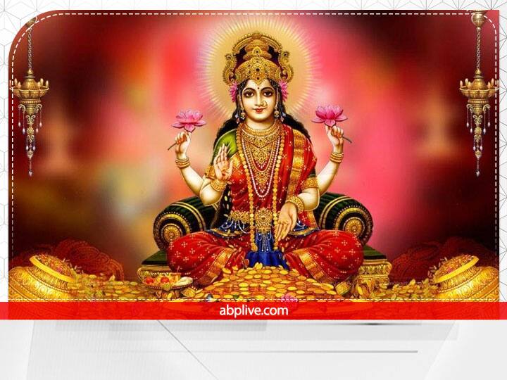 शुक्रवार के दिन मां लक्ष्मी की पूजा के दौरान उन्हें सुहाग का सामान के साथ -साथ लाल वस्त्र अर्पित करें. धार्मिक मान्यता है कि इससे आर्थिक समस्याओं से छुटकारा मिलता है.