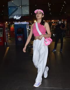 Photos: એરપોર્ટ પર  કેઝ્યુઅલ લૂકમાં સ્પોર્ટ થઇ સારા અલી ખાન, કૂલ અંદાજમાં જોઇ થઇ જશો ફિદા