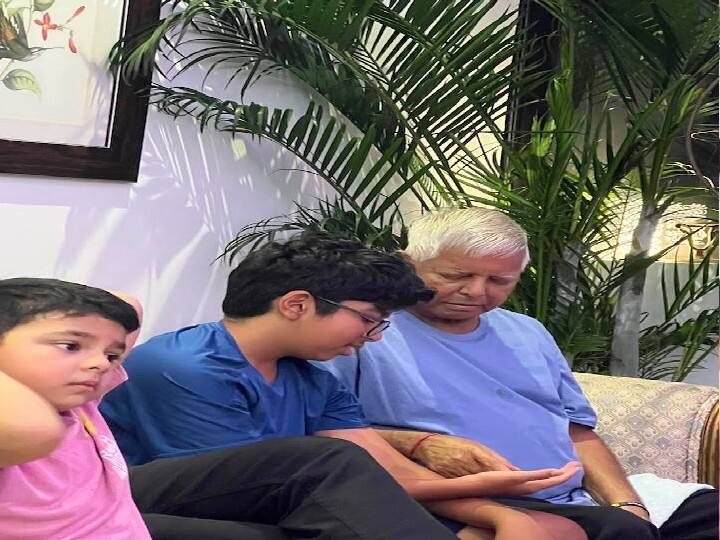 इस तस्वीर में लालू प्रसाद यादव अपने दोनों नाती के साथ बैठे हैं. बच्चों के साथ वह कुछ बातचीत कर रहे हैं.अक्सर लालू यादव के नाती के साथ की तस्वीरें सोशल मीडिया पर वायरल होती रहती हैं.