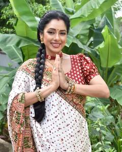 Karwa Chauth 2022: आंखों में काजल, भारी गहने, ट्रेडिशनल ड्रेस... सुहाग के रंग में रंगी रुपाली गांगुली,  देखें फोटोज़