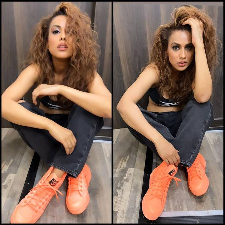 फोटोमध्ये निया शर्मा काळ्या रंगाची डेनिम रिप्ड जीन्स आणि मॅचिंग शेड ब्रालेट घातलेली दिसत आहे. (फोटो सौजन्य :niasharma90/इंस्टाग्राम)