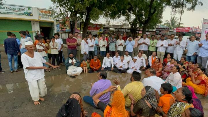 कोपरगावच्या माजी आमदार स्नेहलता कोल्हे यांना नगर मनमाड महामार्गावर भर पावसात ठिय्या आंदोलन करण्याची वेळ आली