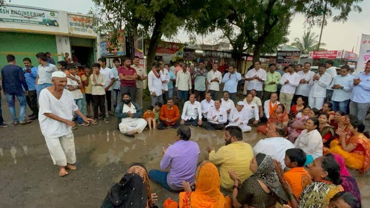 रस्त्यावरील खड्डे बुजविण्यासाठी केलं आंदोलन