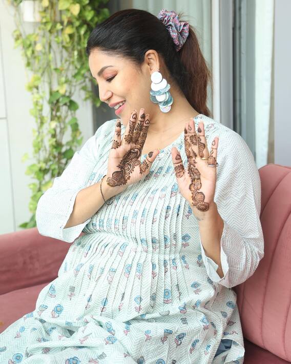 Karwa Chauth 2022: करवा चौथ के लिए यूं सज रही हैं Debina Bonnerjee, बेबी बंप फ्लॉन्ट किया, देखिए तस्वीरें