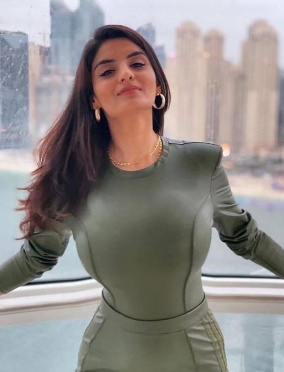 तिचे सोशल मीडियावर लाखो चाहते आहेत.
