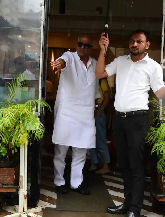 એક્ટ્રેસે સફેદ શર્ટ અને જીન્સ પહેર્યું હતું.