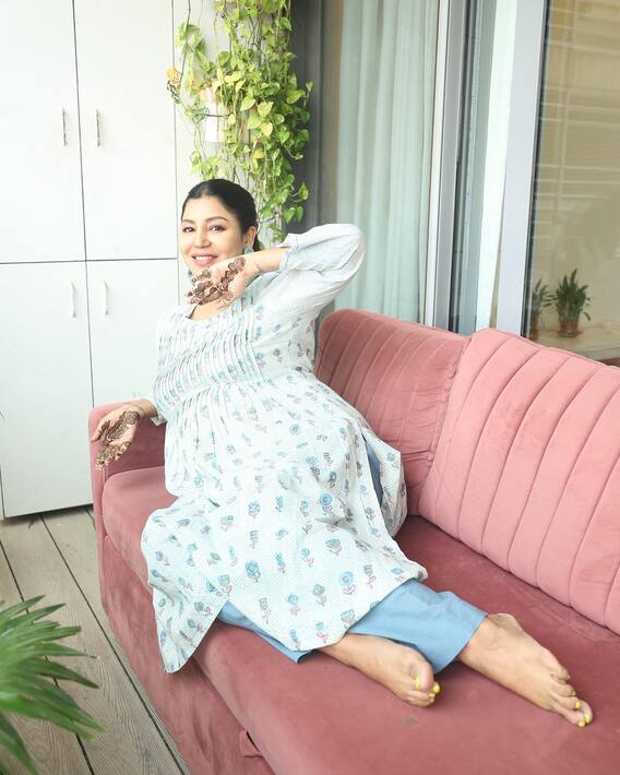 Karwa Chauth 2022: करवा चौथ के लिए यूं सज रही हैं Debina Bonnerjee, बेबी बंप फ्लॉन्ट किया, देखिए तस्वीरें