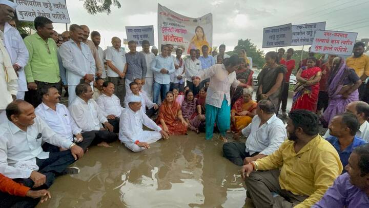 रस्त्यावरील खड्डे बुजविण्यासाठी केलं आंदोलन