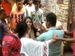 లవర్‌తో దొరికిపోయిన భర్త- రోడ్డుపైనే ఉతికారేసిన భార్య, వైరల్ వీడియో!