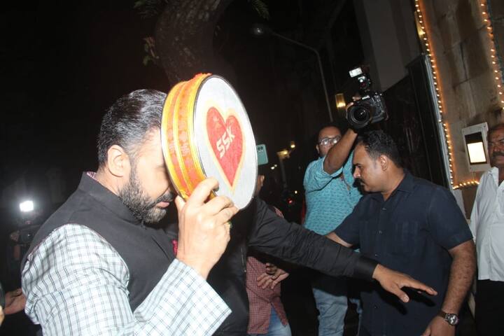 राज कुंद्रा को लेकिन इस खास मौके पर अनिल कपूर के घर के बाहर स्पॉट किया गया जहां उनकी पत्नी शिल्पा पहले से ही मौजूद थीं. राज ने आज भी अपना चेहरा छिपा रखा था.