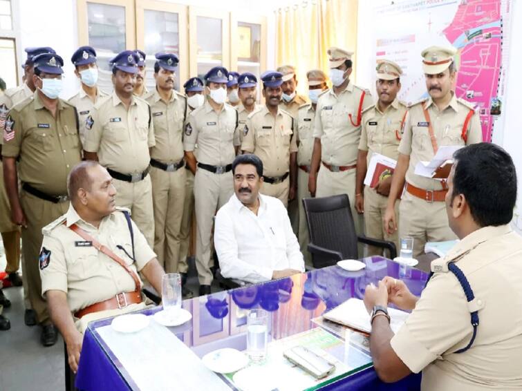 Nellore sp warning to constables for not having vigils DNN Nellore SP Warning: కానిస్టేబుళ్లకి ఎస్పీ స్ట్రాంగ్ వార్నింగ్, మెమెలు కూడా - కారణం తెలిస్తే అవాక్కవుతారు!