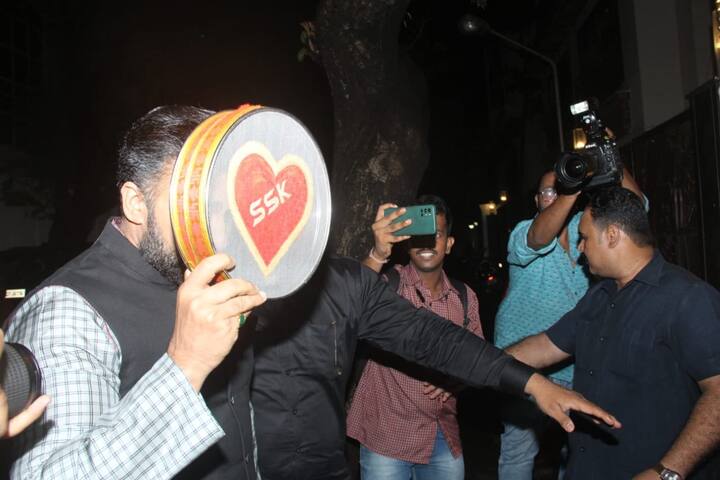 राज कुंद्रा की ये तस्वीरें सामने आई हैं जिनमें आप देख सकते हैं कि उन्होंने छलनी से अपना चेहरा छिपा रखा है.