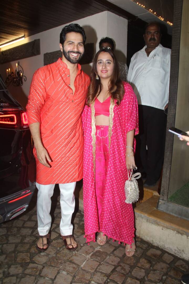 एक के बाद एक कई सितारों की तस्वीरें सामने आई, जिसने सोशल मीडिया पर खूब सुर्खियां बटोरी.