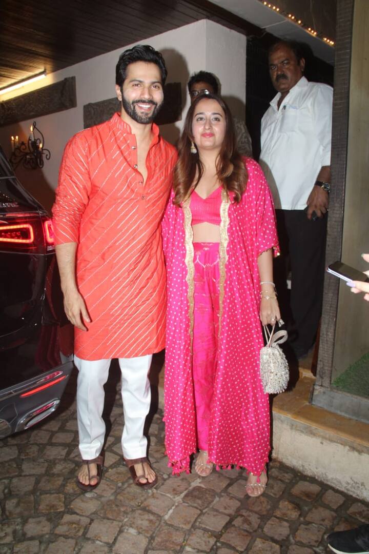 सामने आई इन तस्वीरें में देखा जा सकता है कि नताशा ने डार्क पिंक कलर की बेहद ही खूबसूरत ड्रेस पहन रखी है. वहीं वरुण भी काफी हैंडसम दिख रहे हैं.