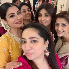 हाथों में मेंहदी, बालों में गजरा... गर्ल गैंग के साथ इस तरह Karwa Chauth मना रही हैं रवीना टंडन और शिल्पा शेट्टी, देखें तस्वीरें