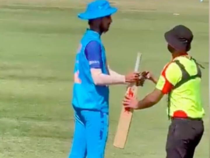 Here Watch the Video Of How Arshdeep Singh's Warm Gesture Wins Hearts, Signs Bat For Fan In India Vs Western Australia Practice Match Viral On Social Media Watch: वार्म अप मैच के दौरान अर्शदीप सिंह ने अपनी 'अदाओं' से जीता दिल, सोशल मीडिया पर वीडियो वायरल