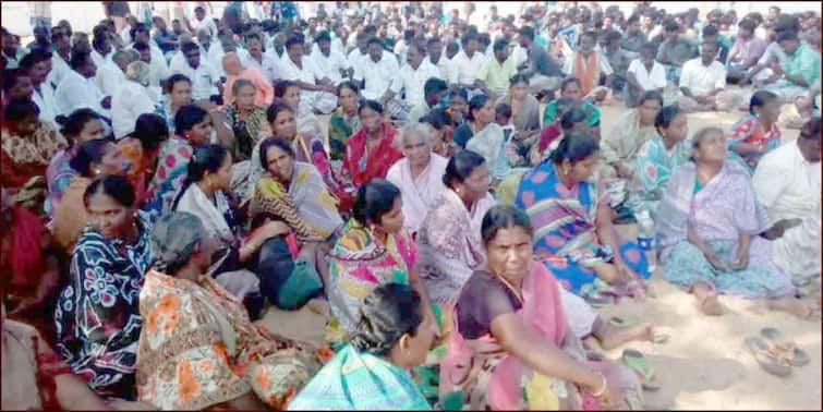 pudukottai: Strike by barge fishermen against fisheries department TNN புதுக்கோட்டை: மீன்வளத்துறையினரை கண்டித்து விசைப்படகு மீனவர்கள் வேலைநிறுத்த போராட்டம்