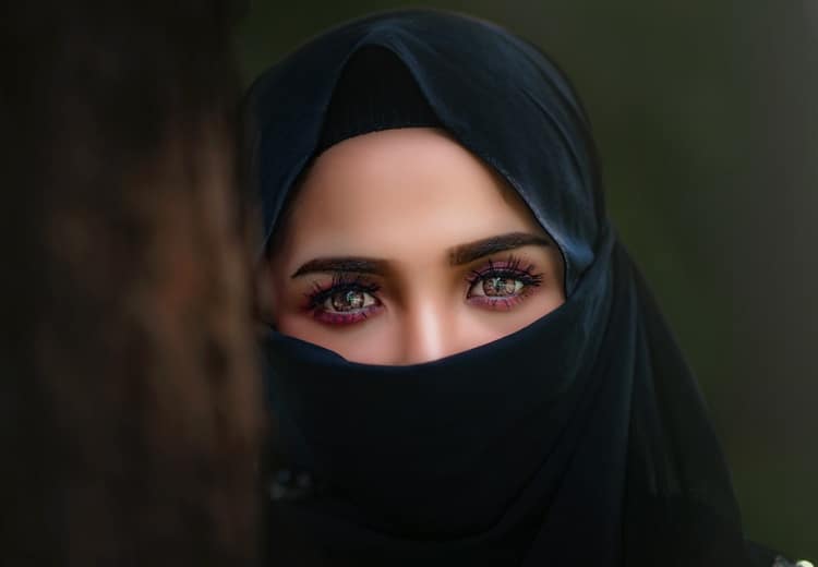 Difference between hijab and scarf its history and controversy around world know everything Hijab: हिजाब और स्कार्फ में अंतर, इसका इतिहास और दुनियाभर में विवाद, जानें सबकुछ