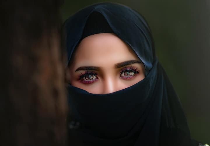 Iran Hijab Issue iran woman came to bank without hijab in tehran governor orders manager to be fired Iran : हिजाब परिधान न केलेल्या महिलेला सेवा देणं महागात, बँक मॅनेजरला गमवावी लागली नोकरी