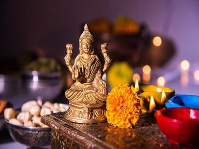 Diwali 2022: Here’s how to do Laxmi puja at home at diwali and nonbu day Diwali 2022 Lakshmi Pooja: தீபாவளியன்று வீட்டில் மகாலட்சுமி பூஜை செய்வது எப்படி? எதைப் பின்பற்றலாம்?