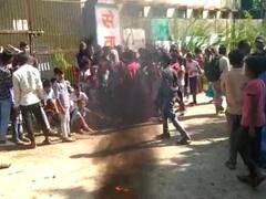 बारां में शिक्षकों के ट्रांसफर पर छात्रों का विरोध प्रदर्शन, टायर जलाकर स्कूल की गेट पर लगाया ताला