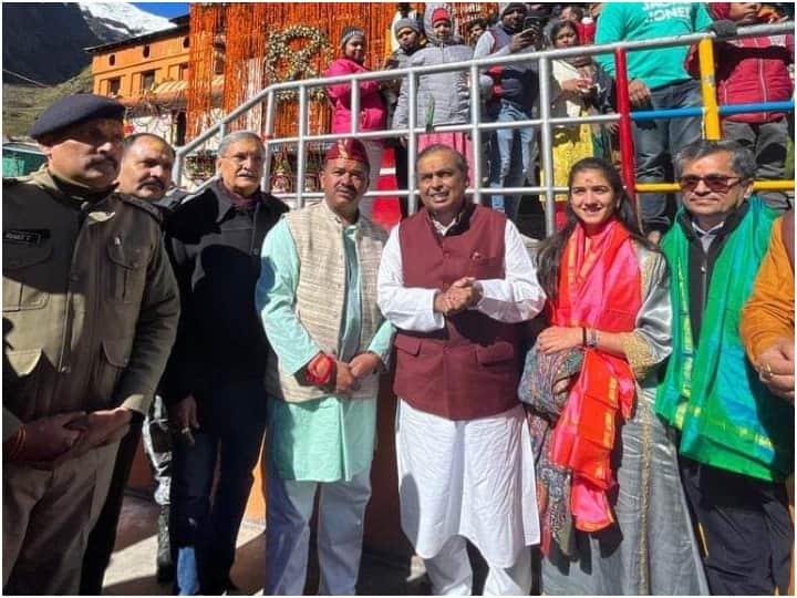 Watch: मुकेश अंबानी ने बद्रीनाथ में की पूजा, 5 करोड़ रुपये किए दान Mukesh Ambani offered prayers and donated Rs 5 crore for Badrinath and Kedarnath temples developments Watch: मुकेश अंबानी ने बद्रीनाथ में की पूजा, 5 करोड़ रुपये किए दान