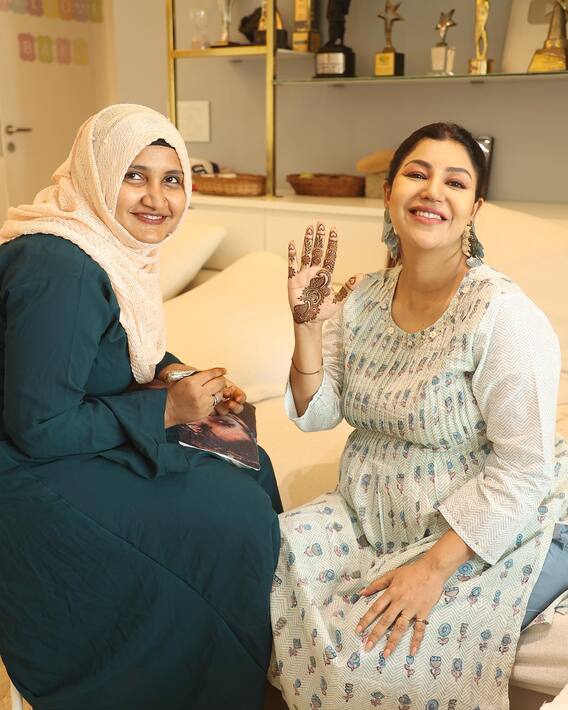 Karwa Chauth 2022: करवा चौथ के लिए यूं सज रही हैं Debina Bonnerjee, बेबी बंप फ्लॉन्ट किया, देखिए तस्वीरें