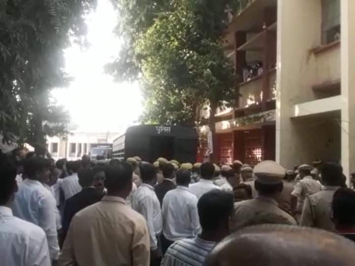 Sultanpur Uttar Pradesh Police action over ruckus during Durga Puja Visarjan Yatra 32 arrested ANN Sultanpur News: दुर्गा विसर्जन के दौरान उपद्रव मचाने वालों पर बड़ी कार्रवाई, पुलिस ने 32 को एक साथ भेजा सलाखों के पीछे