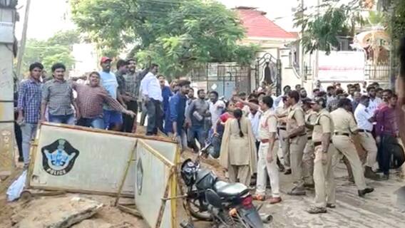 Kadapa జిల్లా ప్రొద్దుటూరులో టీడీపీ నేత ఇంటి వద్ద ఉద్రిక్త పరిస్థితి | ABP Desam