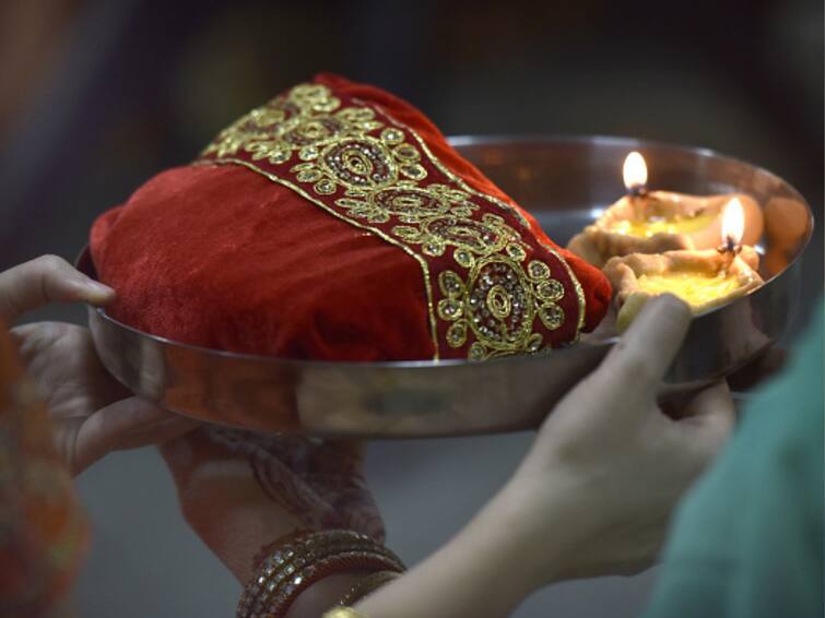 Karwa Chauth 2022:  Chant These Mantras For The Long Life And Happiness Of Your Husband Karwa Chauth 2022:  Chant These Mantras For The Long Life And Happiness Of Your Husband