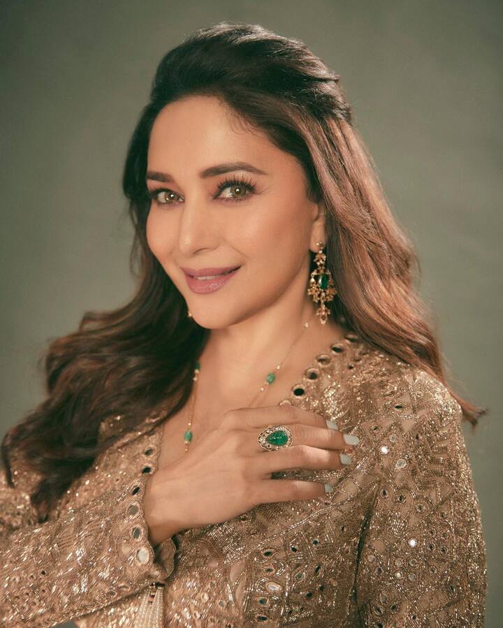 अभिनेत्रीने येथे प्लाझो आणि कुर्ता सेट कॅरी केला आहे. (फोटो सौजन्य:madhuridixitnene/इंस्टाग्राम)