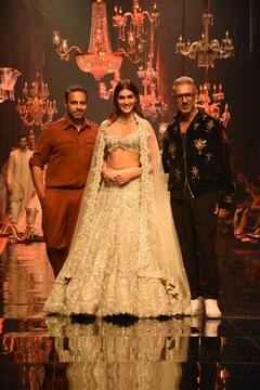 Kriti Sanon Pics: रैंप पर कृति सेनन ने बिखेरा खूबसूरती का जादू, लैकमे फैशन वीक में बनीं शो स्टॉपर