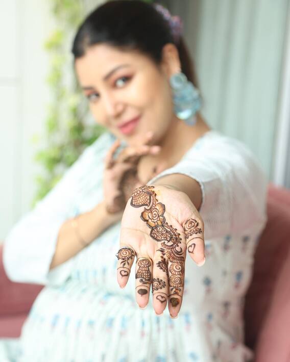 Karwa Chauth 2022: करवा चौथ के लिए यूं सज रही हैं Debina Bonnerjee, बेबी बंप फ्लॉन्ट किया, देखिए तस्वीरें