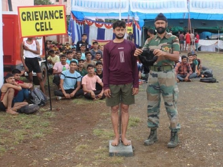 Agniveer Bharti Rally: सागर में अग्निवीर भर्ती रैली में ऊंचा दिखने के लिए कोई सिर में विग, कोई पैर में लकड़ी लगाकर पहुंचा