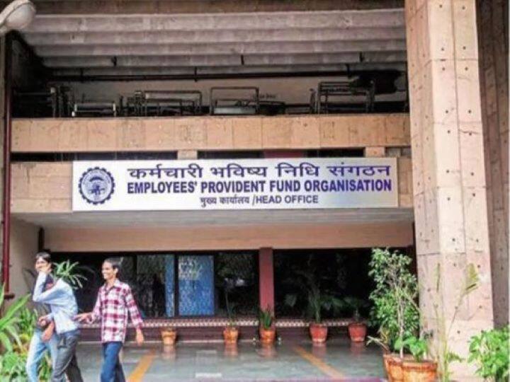 केंद्र सरकार 80 वर्ष और उससे अधिक आयु वर्ग के सुपर सीनियर पेंशनभोगियों को हर साल 1 नवंबर के बजाय 1 अक्टूबर से वार्षिक जीवन प्रमाण पत्र जमा करने की अनुमति देती है. जीवन प्रमाण पत्र जमा करने के लिए अलग-अलग तरीके हैं. केंद्र सरकार के पेंशनभोगी अपना वार्षिक जीवन प्रमाणपत्र इन 6 तरीकों से जमा कर सकते हैं.