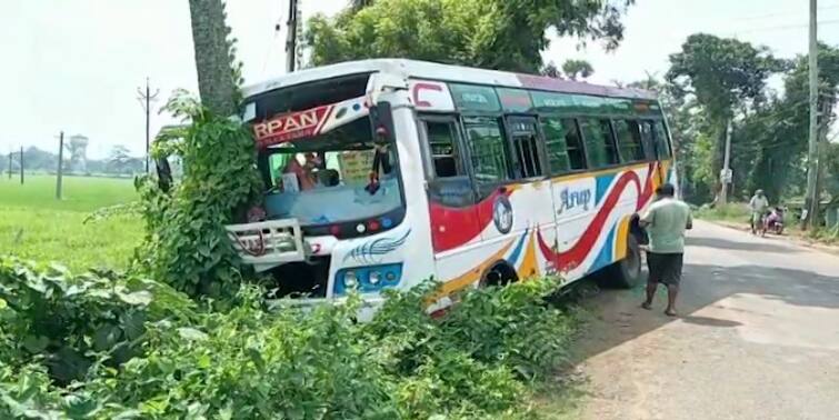 Hooghly: Bus carrying passengers lost control and hit a tree in Pandua, seriously injured 4 Hooghly: পাণ্ডুয়ায় নিয়ন্ত্রণ হারিয়ে গাছে ধাক্কা যাত্রী বোঝাই বাসের, গুরুতর আহত ৪