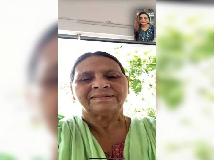 वहीं एक तस्वीर में रोहिणी ने मां राबड़ी देवी से बातचीत के दौरान का स्क्रीनशॉट लेकर शेयर किया है. इसमें दोनों मुस्कुराते हुए नजर आ रही हैं. बता दें कि राबड़ी देवी लालू यादव के साथ सिंगापुर नहीं पहुंची हैं.