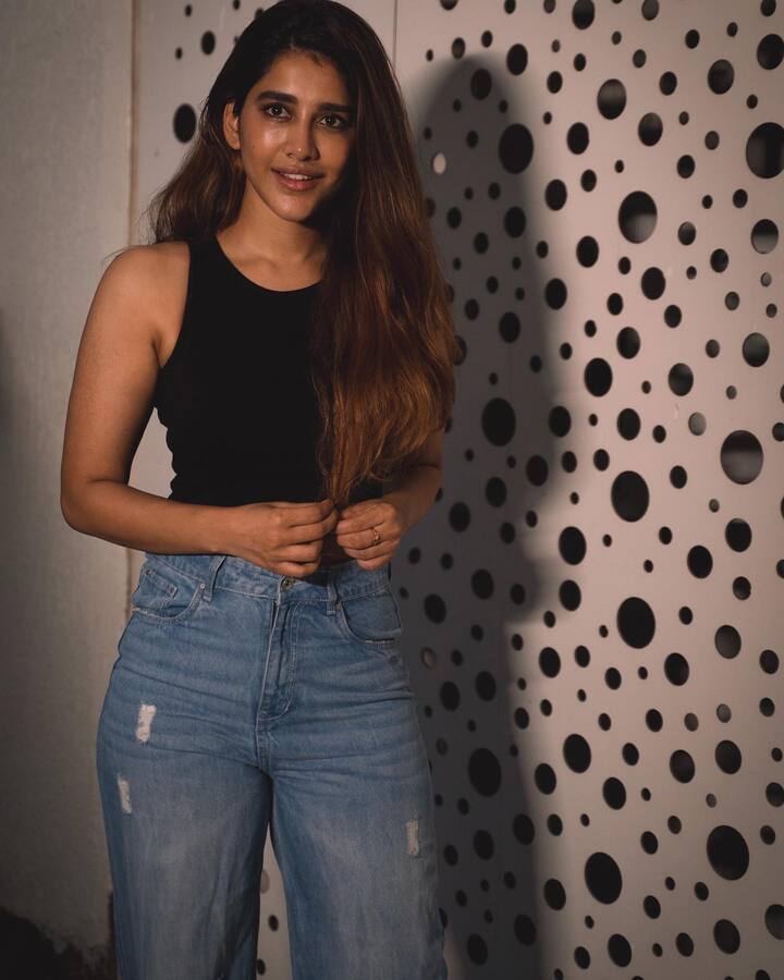 సినిమా ఛాన్సుల కోసం ఎదురు చూస్తున్న ఈ ముద్దుగుమ్మ సోషల్ మీడియాలో యాక్టివ్ గా ఉంటూ తన లేటెస్ట్ ఫోటోలను అభిమానులతో పంచుకుంటుంది. Photo@Nabha Natesh@instgram