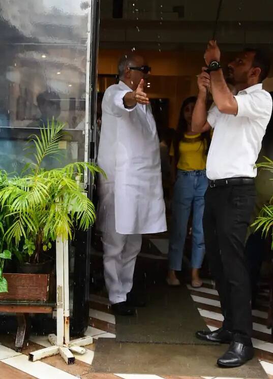 બોની કપૂર સફેદ કુર્તા પાયજામામાં હતા, જ્યારે Janhvi Kapoor હંમેશાની જેમ ખૂબ જ સુંદર લાગી રહી હતી.