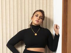 PHOTO: ब्युटी इन ब्लॅक; पाहा हुमाचा क्लासी लूक!