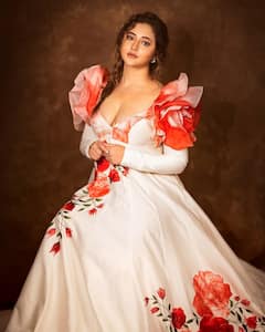 Rashami Desai : रश्मी देसाईचा बोल्ड अंदाज; शॉर्ट ड्रेसमध्ये दिसतेय खास!