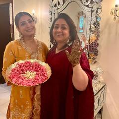हाथों में मेंहदी, बालों में गजरा... गर्ल गैंग के साथ इस तरह Karwa Chauth मना रही हैं रवीना टंडन और शिल्पा शेट्टी, देखें तस्वीरें